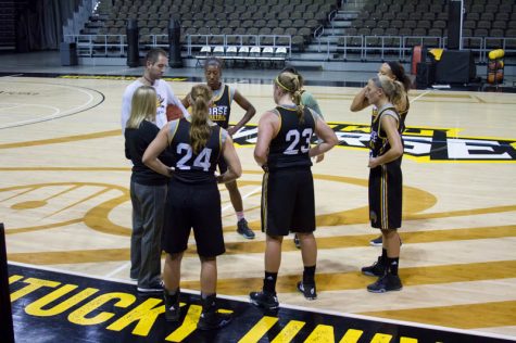 Whitaker huddles up with her team during a scrimmage on Norse Media Day.
