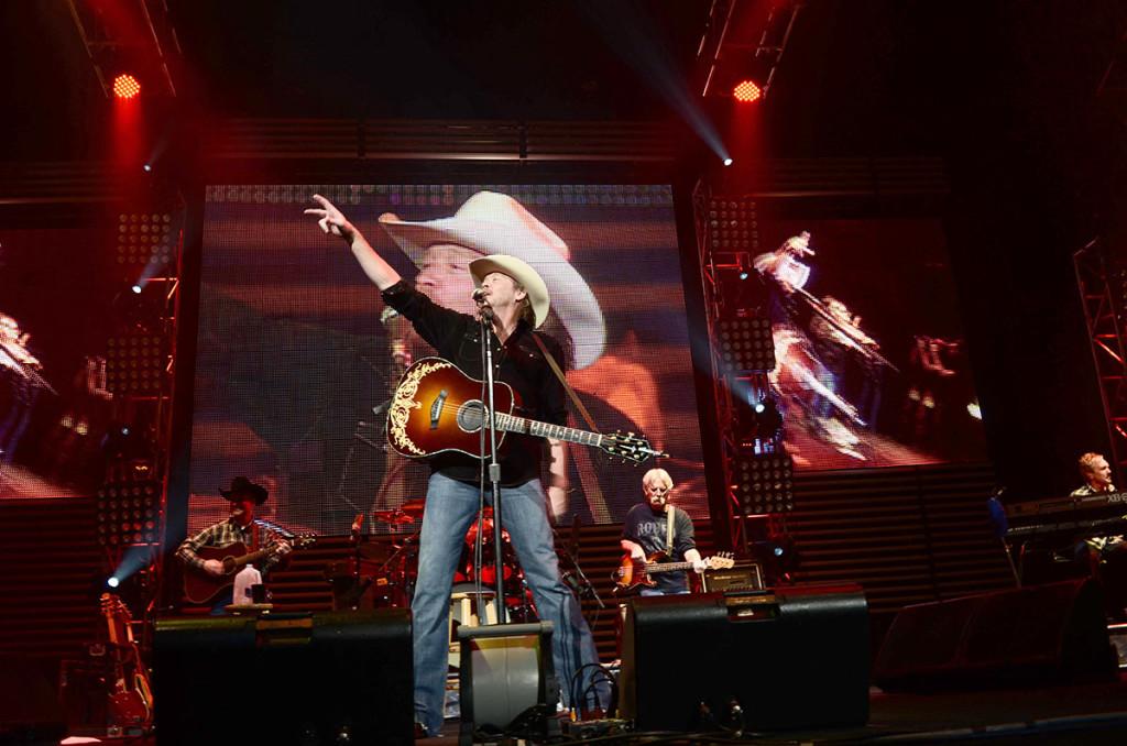 Alan Jackson thanking his fans from the Kentucky/Ohio area.