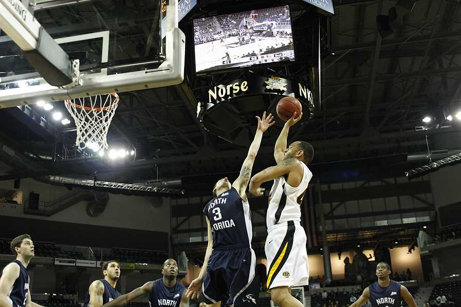 Jones hits 1,000th career point in Norse victory