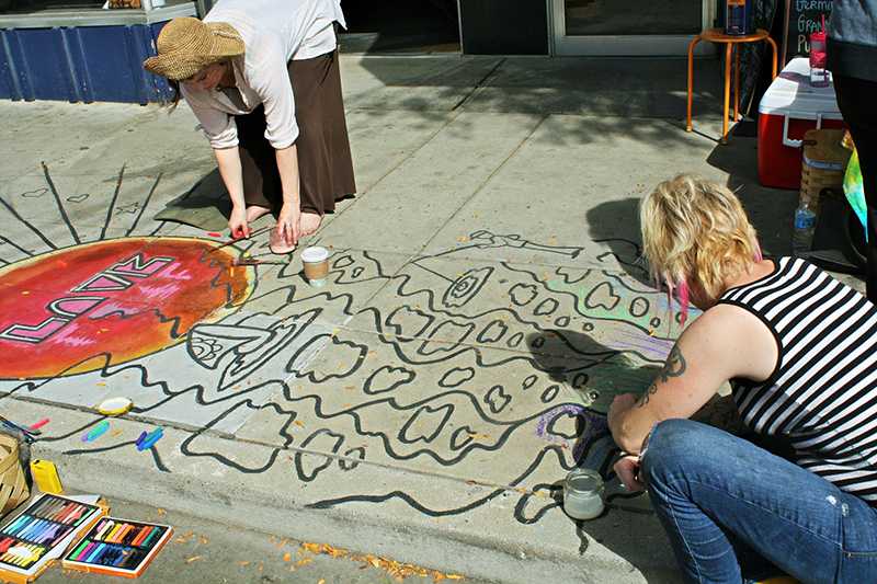 Each day of the festival, along the sidewalk of Ludlow Ave, artists created drawings sponsored by businesses while others presented their personal art.
