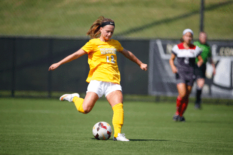 Women’s soccer team splits pair, wins first Horizon League match
