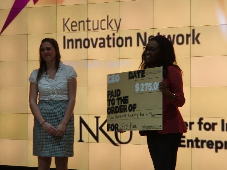 CEO+President+Samantha+Pearson+awarding+first+place+Briana+Crawford.+The+Collegiate+Entrepreneurs%E2%80%99+Organization+held+its+first+elevator+pitch+competition+Thursday.