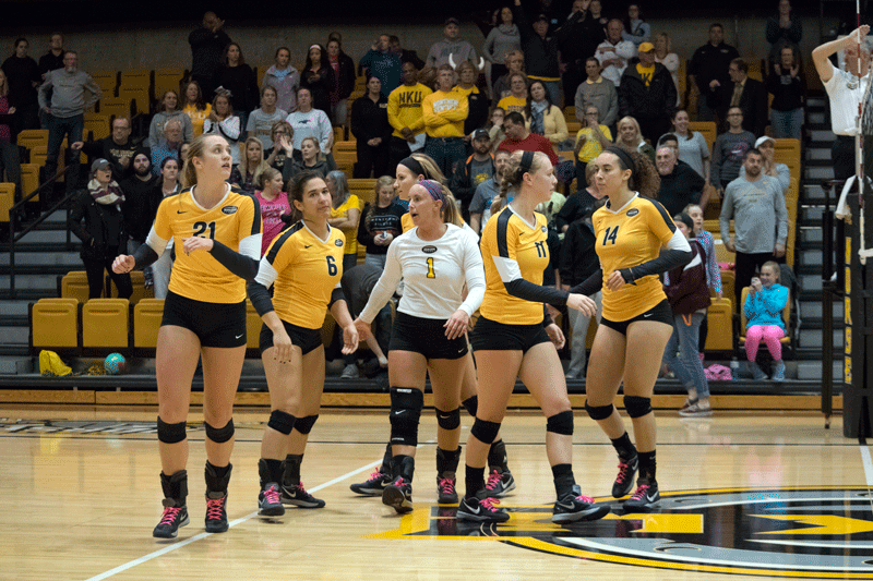 The volleyball team split two games over the weekend to improve their record to 3-2