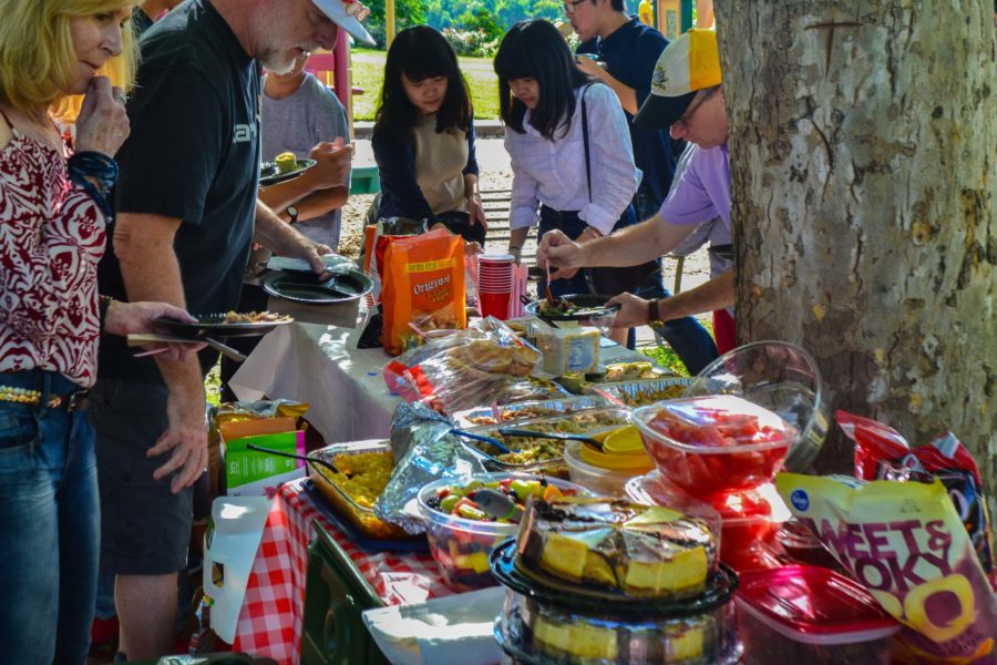 The students and host families enjoyed a variety of foods from both America and Japan, such as barbecue and green tea cupcakes. The picnic was held at Bellevue Beach Park. 