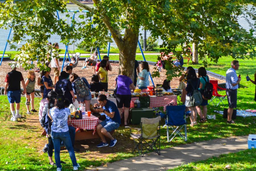 Japanese exchange students, host families, and The Office of Education Abroad staff have a picnic at Bellevue Beach Park. They are enjoying their last weekend in America.