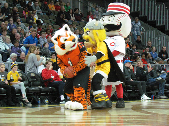 Victor+E.+Viking+guards+Who+Dey+in+the+mascot+game+at+halftime+of+the+NKU+vs.+Cleveland+State+game+in+2017.