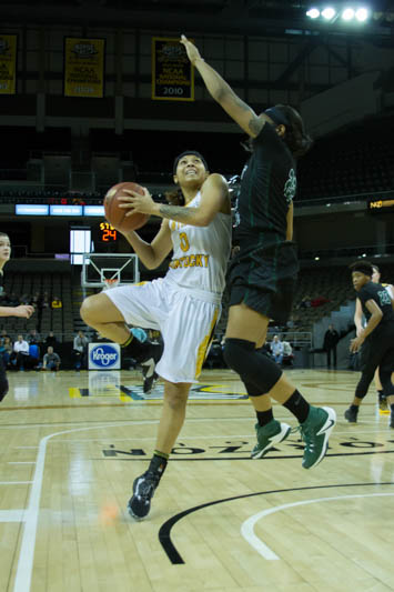 Shar'Rae Davis attempts to jump around a Wright State defender, Jan. 14, 2017.