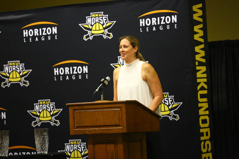 Former+NKU+womens+basketball+star+Linda+Honigford+gives+her+Hall+of+Fame+speech.