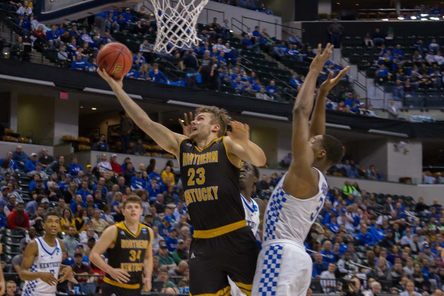 Carson Williams fights his way through Bam Adebayo to score. He finished with 21 points