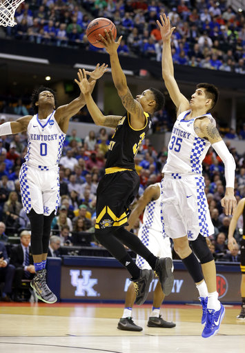 Northern Kentucky guard Lavone Holland II (30) shoots between Kentucky guard DeAaron Fox (0) and forward Derek Willis (35) during the first half of a first-round game in the mens NCAA college basketball tournament in Indianapolis, Friday, March 17, 2017. (AP Photo/Michael Conroy)