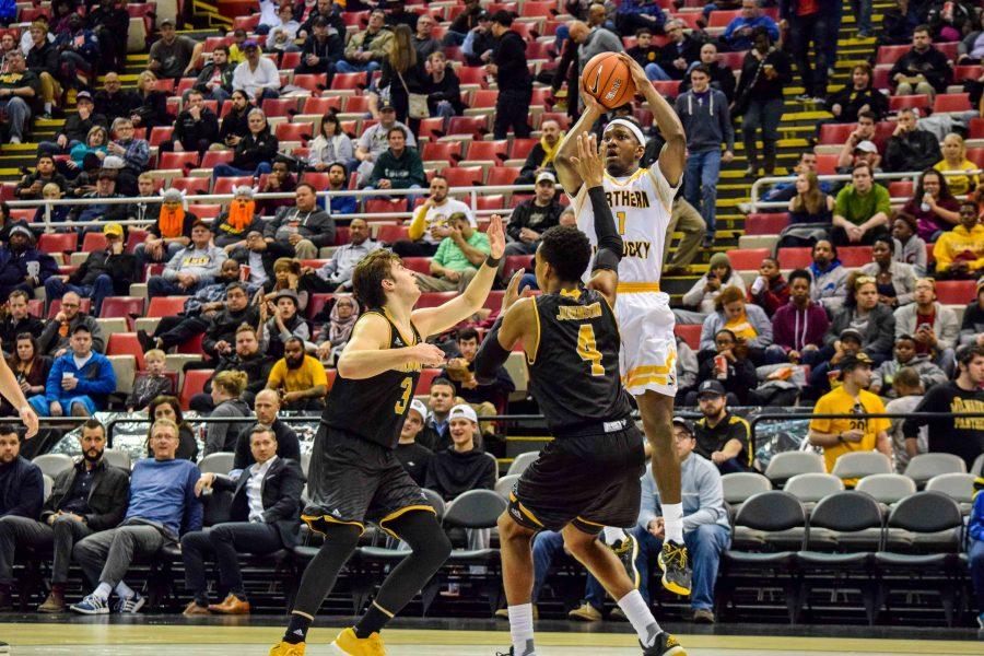 Jordan Garnett (1) goes up for a shot during the Horizon League championship game against Milwaukee.