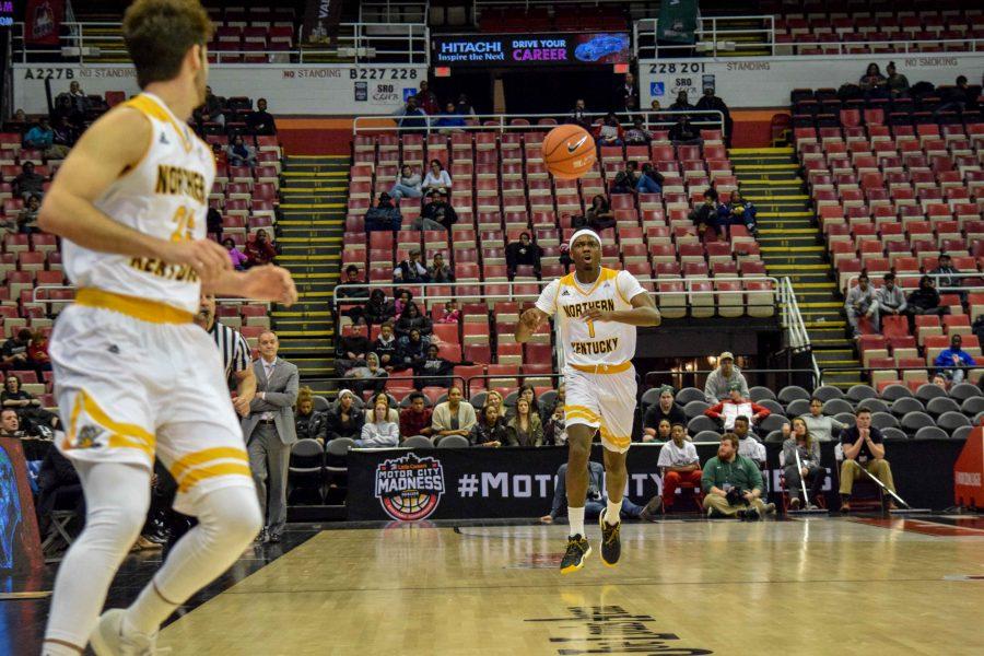 Jordan Garnett (1) passes up the floor to Cole Murray (25) during Sunday's Horizon League quarterfinal win over Wright State.