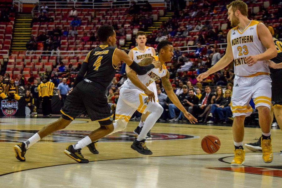 Lavone Holland II (30) goes around a defender during the Horizon League championship game against Milwaukee.