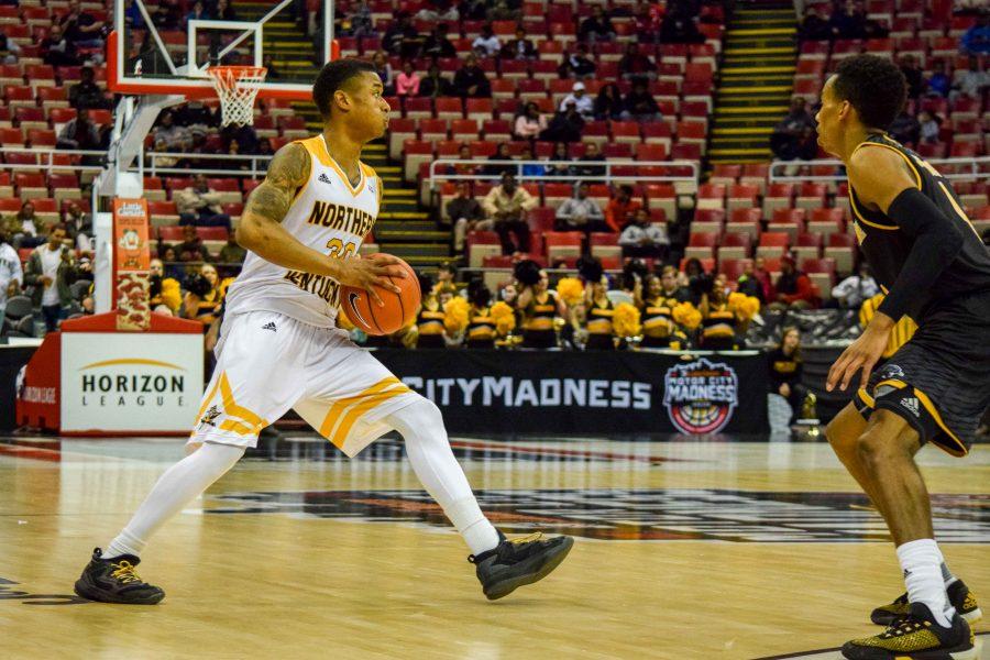 Lavone Holland II (30) looks to pass during the Horizon League championship game against Milwaukee.