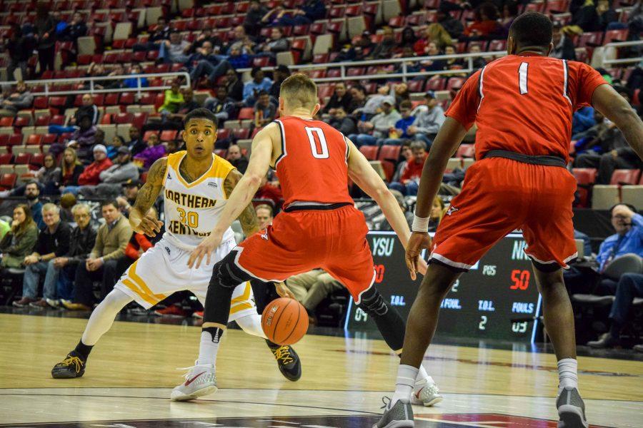 Lavone Holland II (30) looks at the defense during Monday's Horizon League semifinal win over Youngstown State.