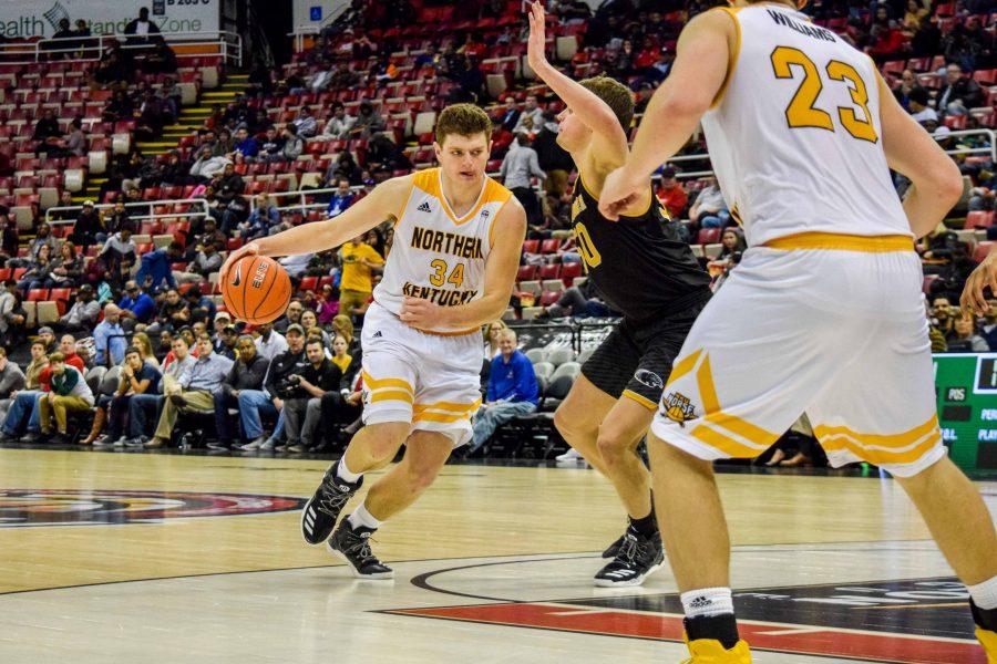 Drew McDonald (34) goes around a defender during the Horizon League championship game against Milwaukee.