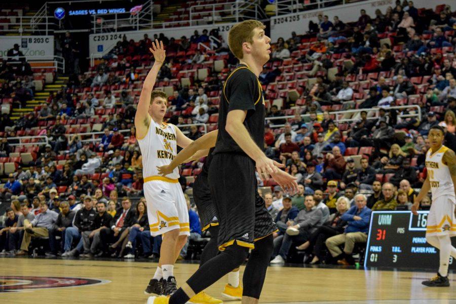 Drew McDonald (34) holds his finish during the Horizon League championship game against Milwaukee.