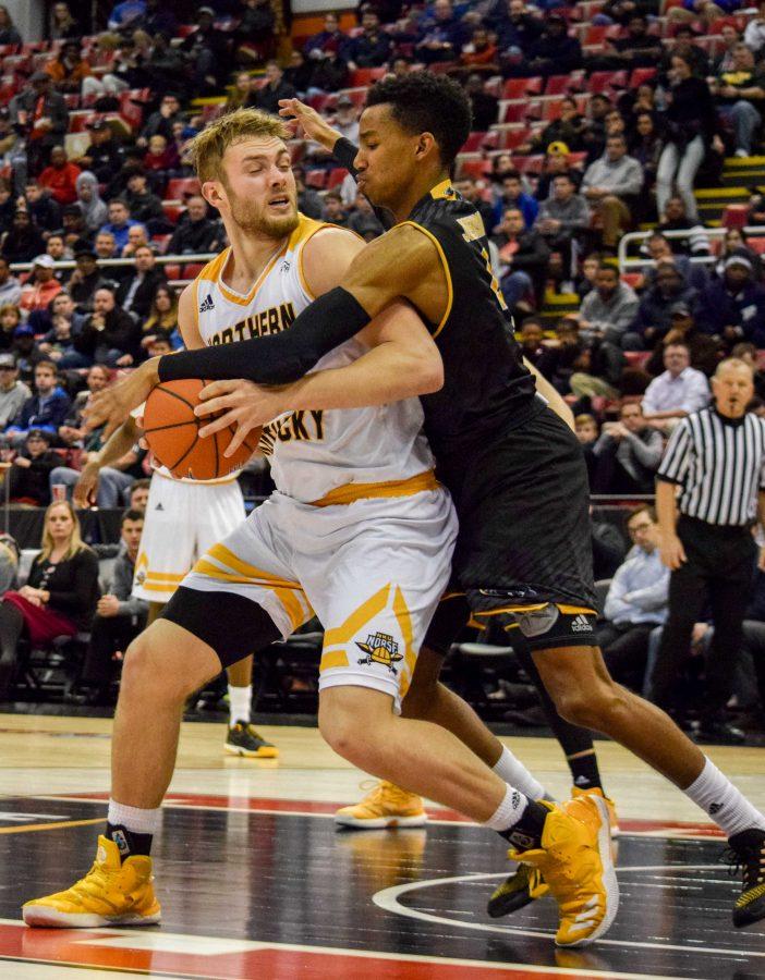 Carson Williams (23) is fouled during the Horizon League championship game against Milwaukee.