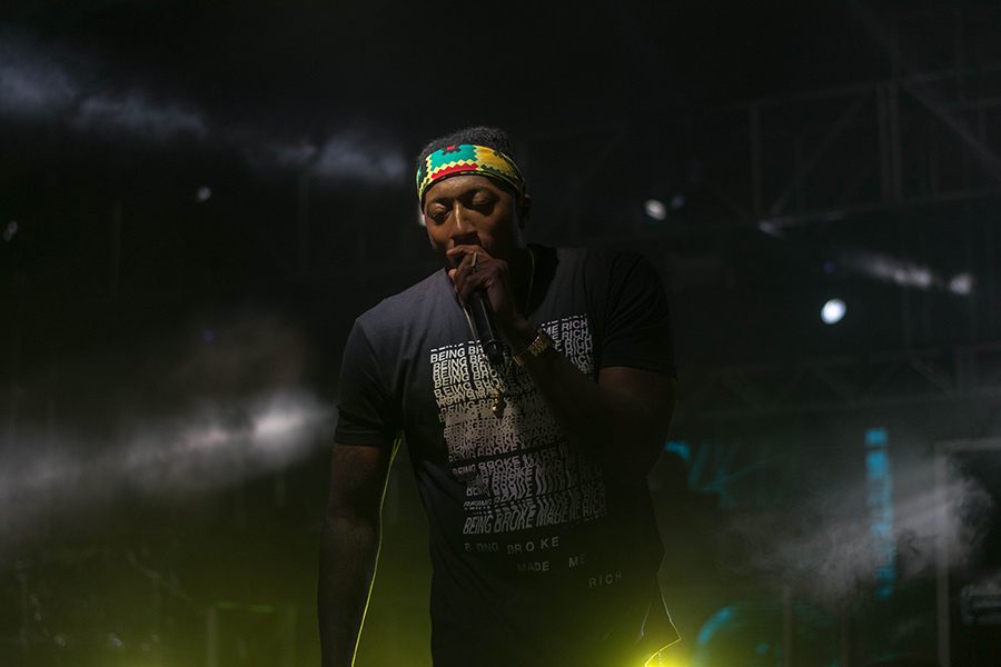 Lecrae leads off the big performances Saturday night, playing his Metro Boomin produced Hammer Time.