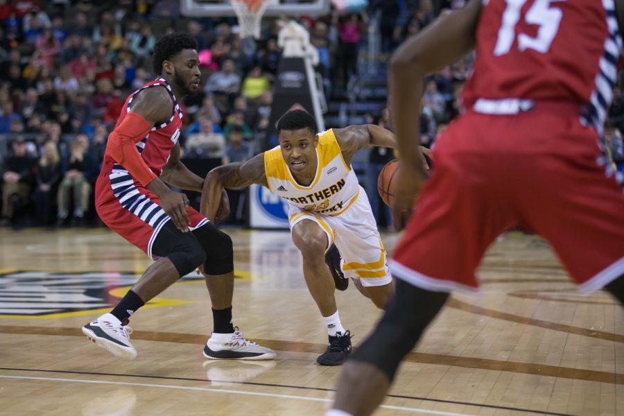 Lavone Holland II (30) fights toward the basket in the game against UIC.