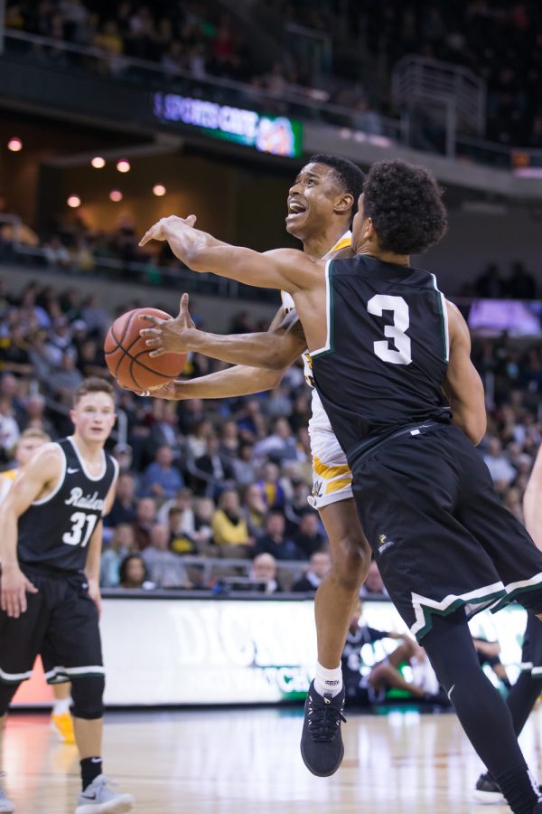 Lavone Holland II (30) goes up for a lay up in the game against Wright State.
