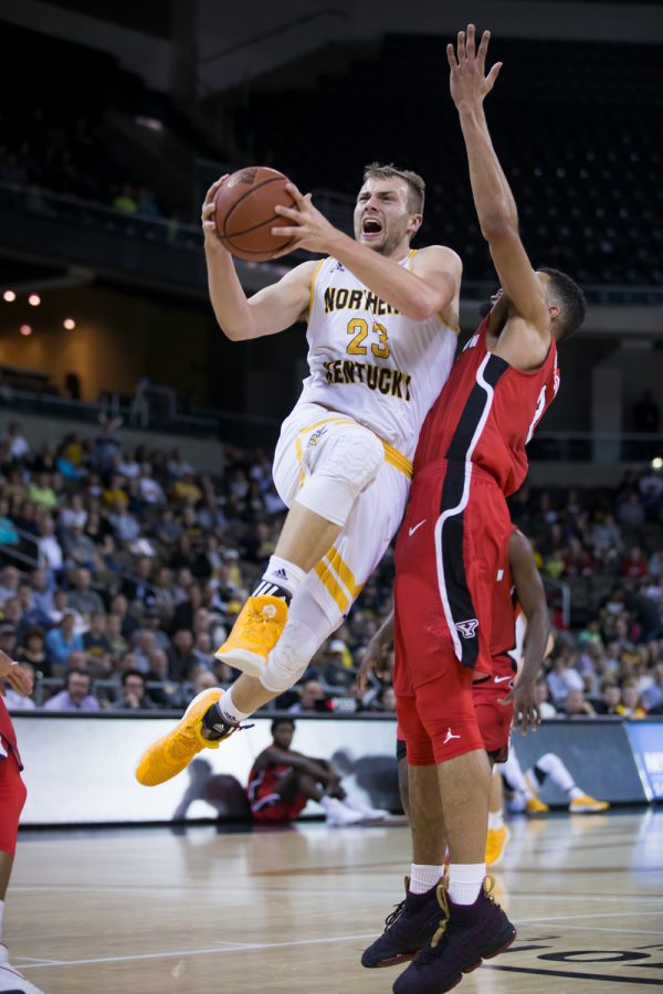 Carson Williams (23) goes up for a shot during the game against Youngstown State.