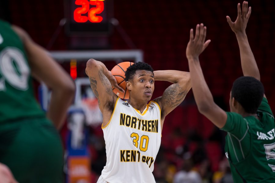 Lavone Holland II (30) looks for a teammate to pass to during the game against Cleveland State at Little Caesars Arena.