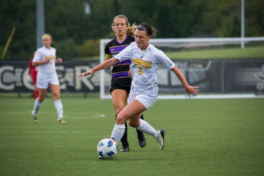 Ally+Perkins+%286%29+fights+toward+the+goal+during+the+game+against+Lipscomb.