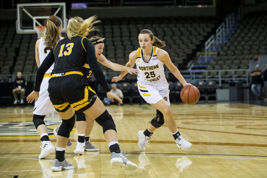 Ally Niece (25) drives toward the basket during the game against Milwaukee. Niece had 11 points and shot 4-of-9 on the night.