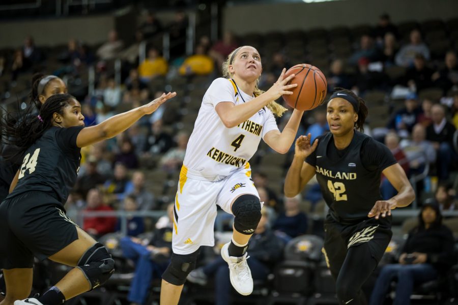 Taylor Clos (4) goes up to shoot during the game against Oakland. Clos shot 2-of-11 on the game and had 7 points.