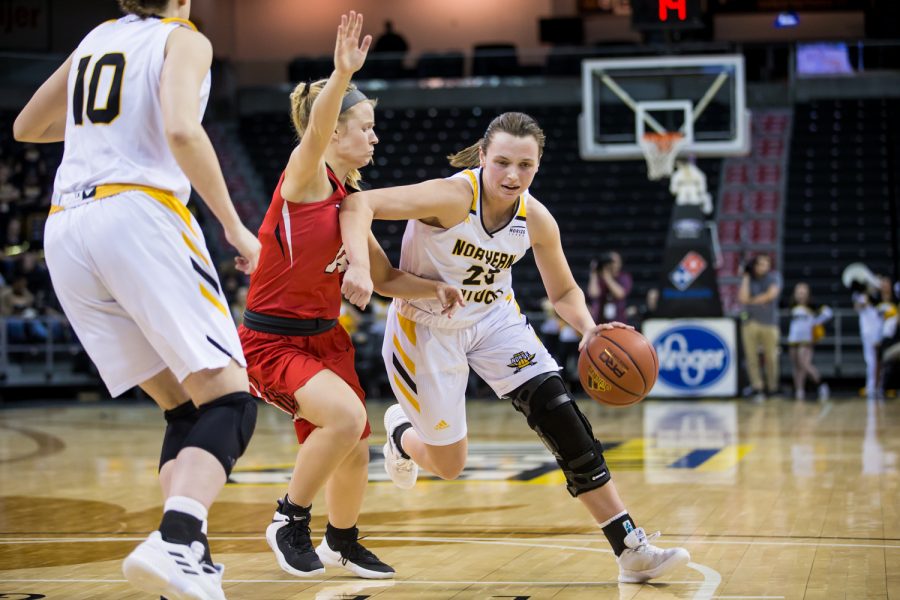 Ally Niece (25) drives toward the basket during the game against Youngstown State. Niece shot 4-of-18 and had 14 points on the game.