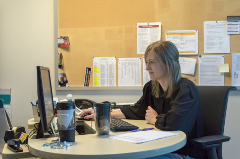 Andrea Brooks, Steely Library's information coordinator, teaches how to analyze sources.