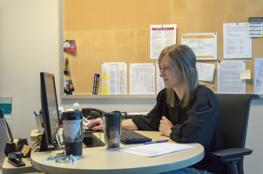 Andrea Brooks, Steely Librarys information coordinator, teaches how to analyze sources.