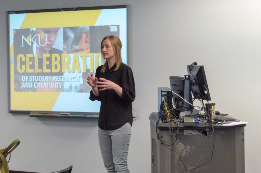 Andrea Brooks, Steely Librarys information coordinator, teaches how to analyze sources.