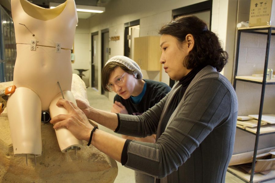 Jee Eun Lee helps Jessica Holtman on a placement for her project.