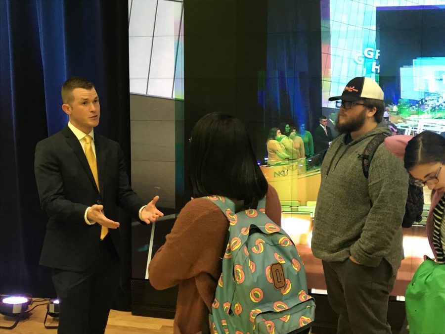 WLWT+Reporter+and+NKU+alumnus+Dan+Griffin+talks+with+electronic+media+and+broadcasting+students+in+Griffin+Halls+Digitorium.