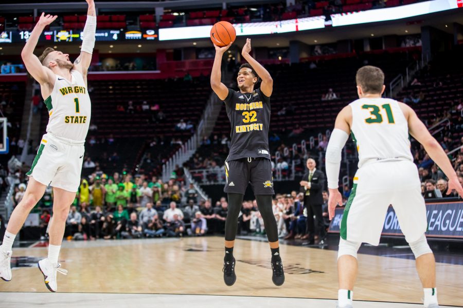 Dantez Walton (32) shoots during the final game of the Horizon League Tournament against Wright State. Walton shot 5-of-11 on the night and had 15 points.