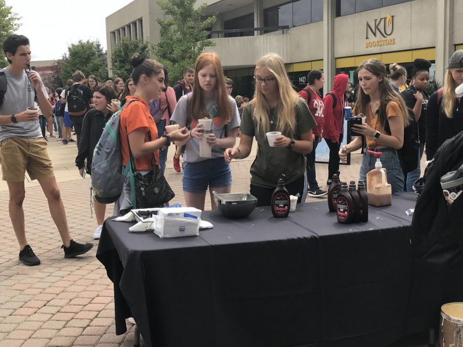 Students create their own ice cream sundae to celebrate the first week of classes.