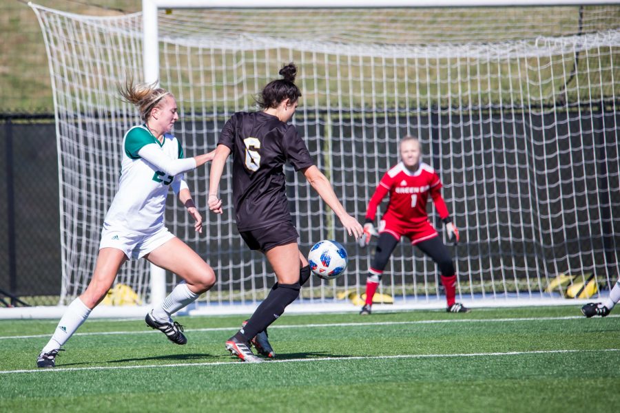 Ally Perkins (6) looks to shoot during the game against Green Bay. The Norse defeated Green Bay 5-1 during the game on Sunday afternoon.