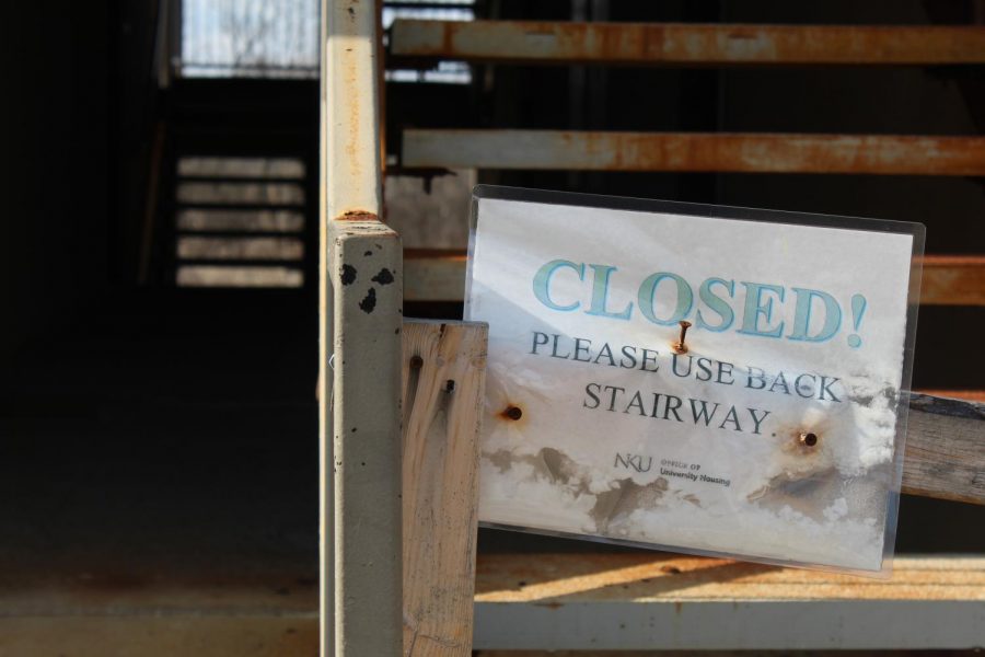 A closed stairway sign on one of the stairways of Sycamore Hall at Woodcrest Apartments.