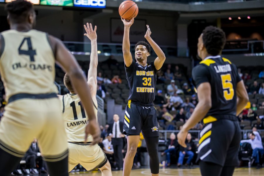 Dantez Walton (32) shoots a three point shot during the game against Oakland. Walton shot 9-of-19 on the game and had 23 points.