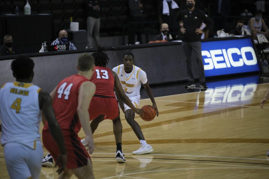 Marques Warrick dribbles the ball on the perimeter against Ball State.