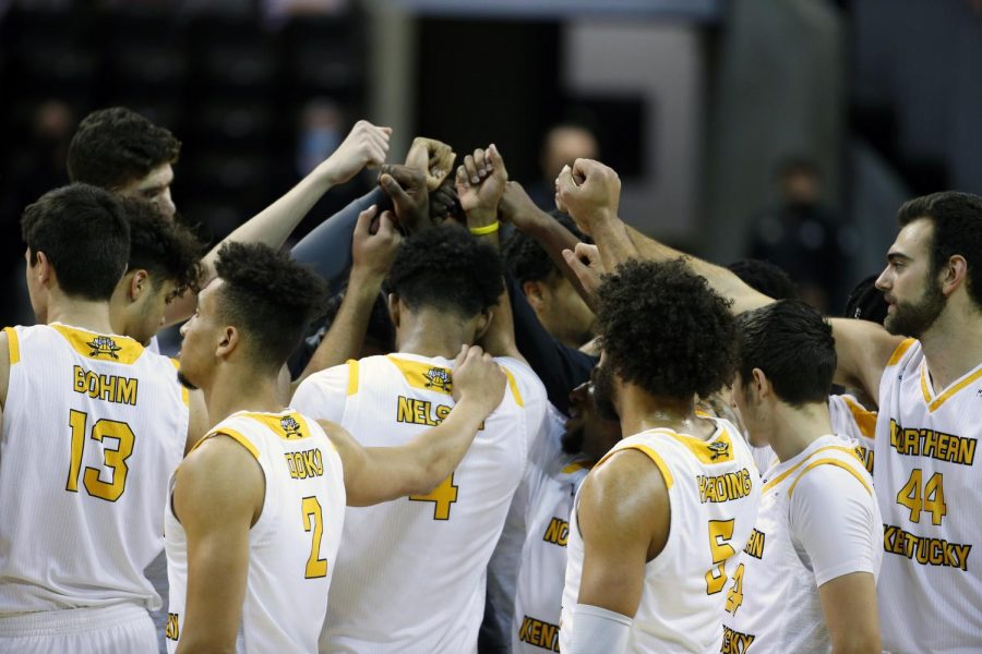 NKU+breaks+a+huddle+during+their+win+against+Purdue+Fort+Wayne+at+BB%26T+Arena.