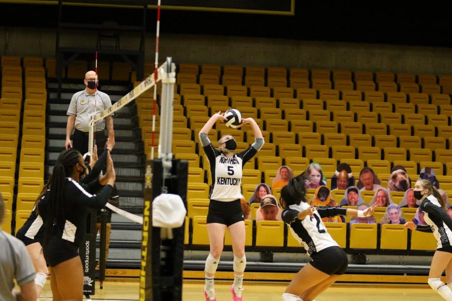 Miranda Wucherer (5) sets the ball during NKUs match against Cleveland State.