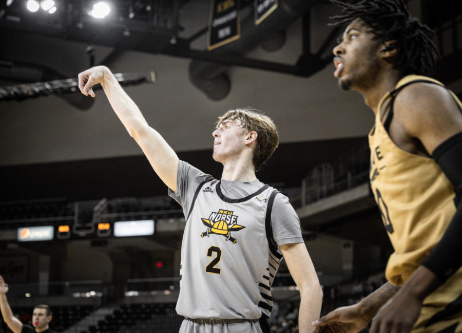 NKU+guard+Sam+Vinson+takes+a+shot+against+Purdue+Fort+Wayne.