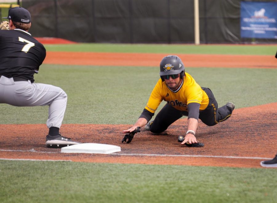 NKU+outfielder+Griffin+Kain+dives+back+to+first+base+on+a+pickoff+attempt+against+Purdue+Fort+Wayne+on+Friday%2C+April+15.