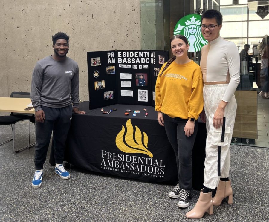 Presidential Ambassadors promote the fundraiser in the Student Union. 