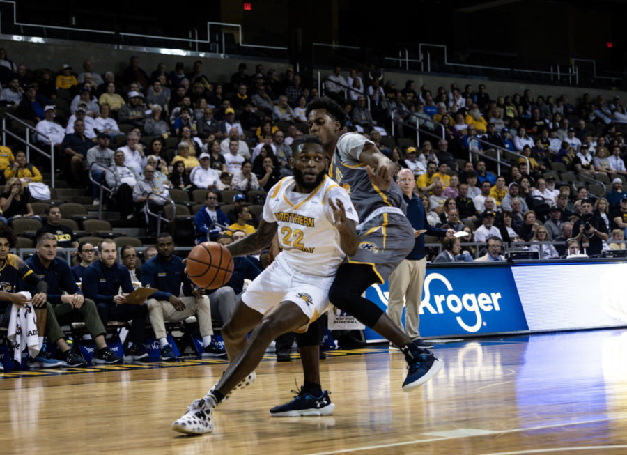 Mens+basketball+guard+Trevon+Faulkner+during+a+game.