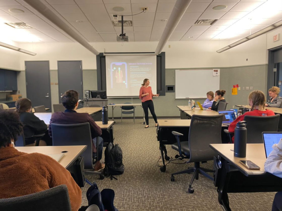 Professor Kimberly Roush explaining a digital marketing concept to her special topics marketing class.