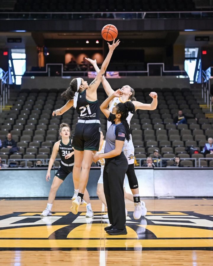 Emmy Souder and Green Bay’s Jasmine Kondrakiewicz (21) go up for the tip-off at the beginning of Saturday’s game at Truist Arena. The Norse have lost two of their last three games, while the Phoenix have won their last nine.